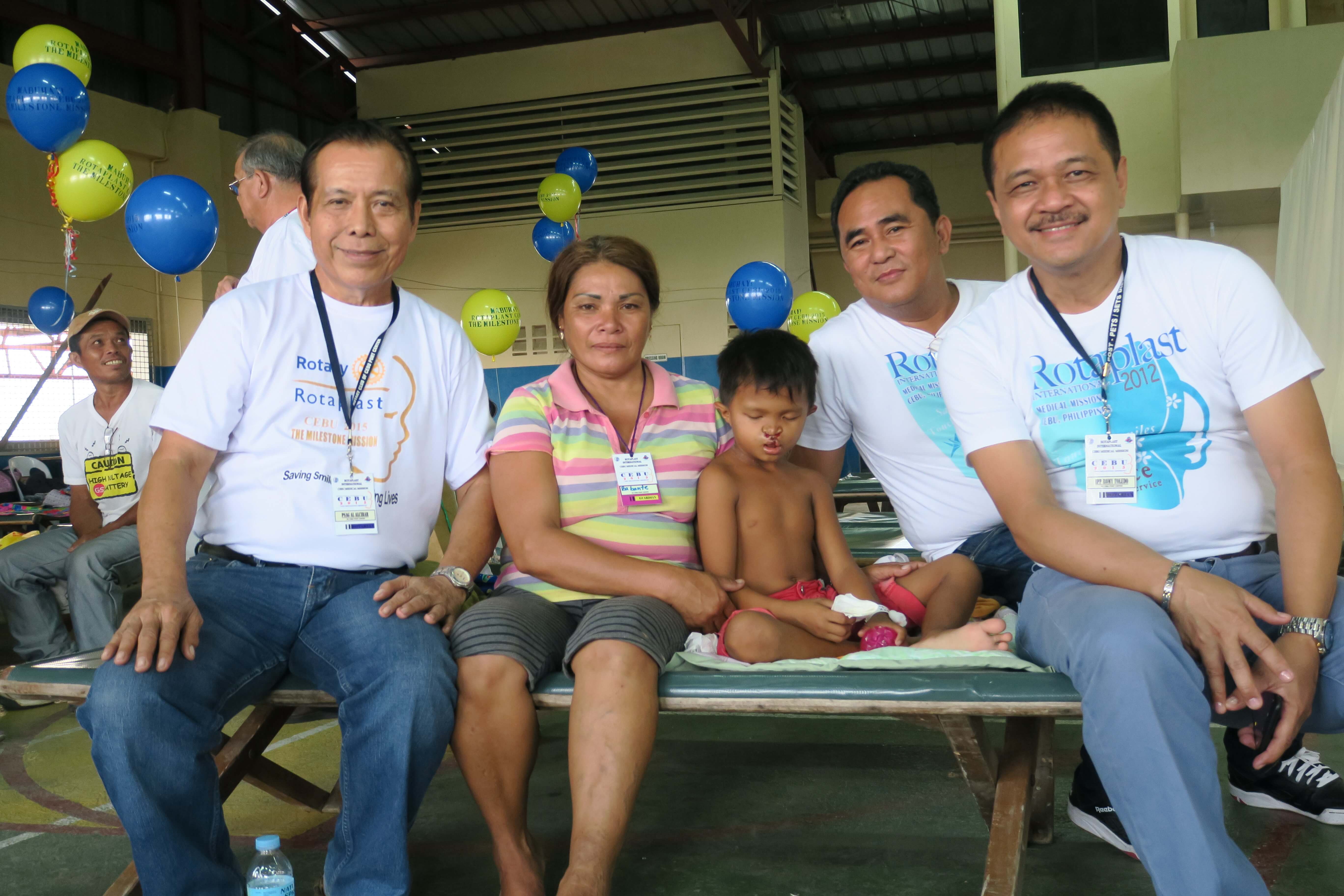 Aiko with his mother and members from the Cebu Rotary Club celebrating the 1,000th patient helped during this Milestone Mission. 